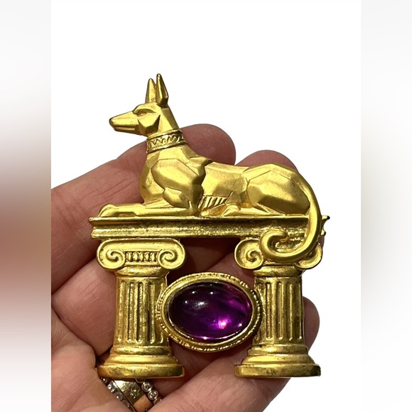 Vintage Egyptian Anubis w/ amethyst cabochon  signed JJ Brushed Gold Brooch Dog - Picture 4 of 7